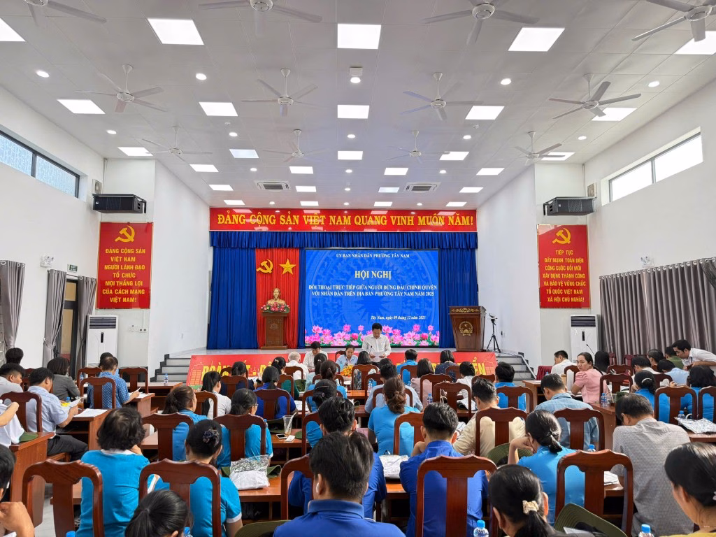 To&agrave;n cảnh hội nghị đối thoại giữa Chủ tịch UBND phường T&acirc;y Nam v&agrave; Nh&acirc;n d&acirc;n