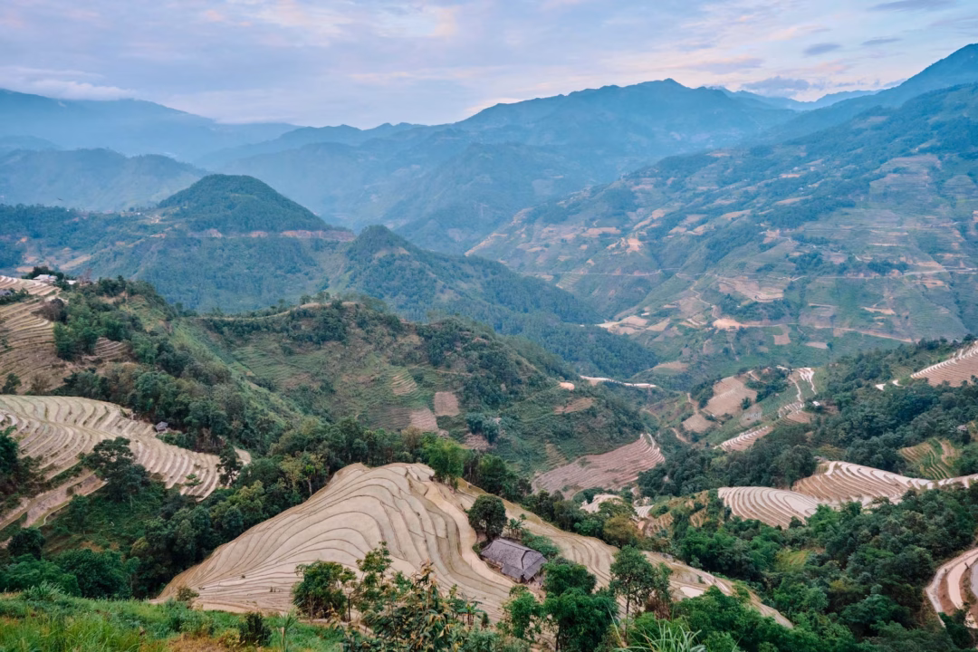 Trẻ em Bản Ph&ugrave;ng tr&ecirc;n con đường đi học