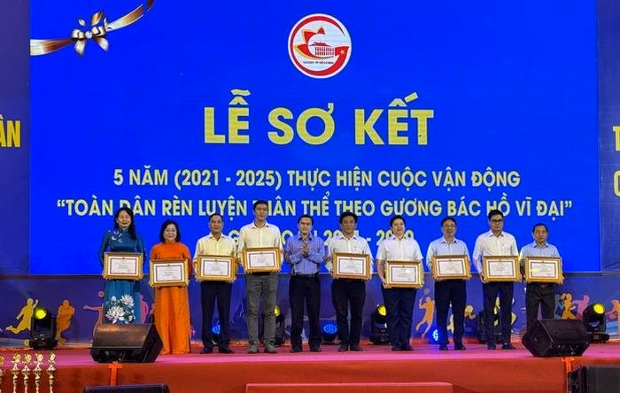 UBND TP HCM trao bằng khen cho c&aacute;c tập thể, c&aacute; nh&acirc;n c&oacute; th&agrave;nh t&iacute;ch trong cuộc vận động