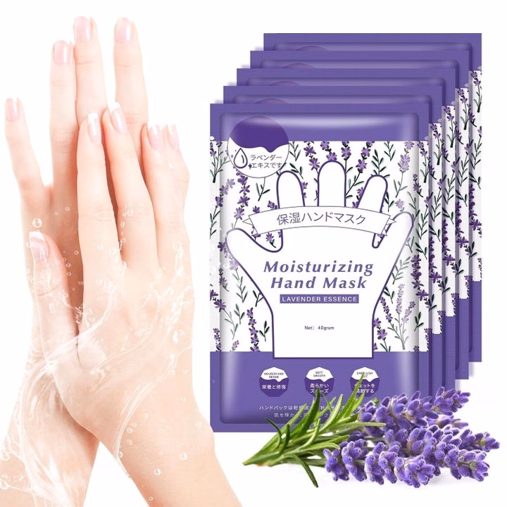 3 sản phẩm chăm sóc da giúp giảm đỏ và làm dịu kích ứng hiệu quả Hands apply a moisturizing hand mask with lavender essence, shown in packaging with lavender illustrations and lavender sprigs nearby