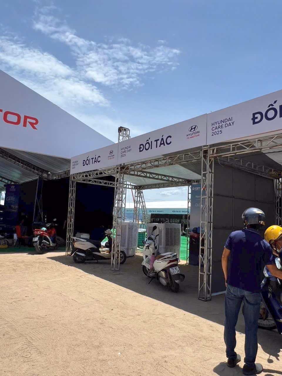 thi cong dan hang trien lam hyundai