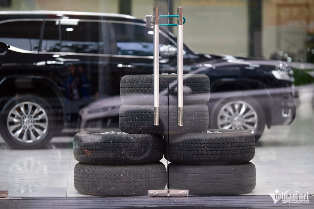 Cửa đóng then cài. Toàn bộ nhân viên tạm nghỉ tránh bão. Những vật dụng có trọng lượng lớn như lốp ô tô được mang ra chắn gió. (Hình ảnh buổi trưa 22/7).