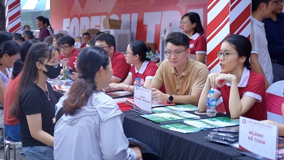 Giải đáp thắc mắc xét tuyển đại học năm 2025 tại Ngày hội tư vấn nguyện vọng