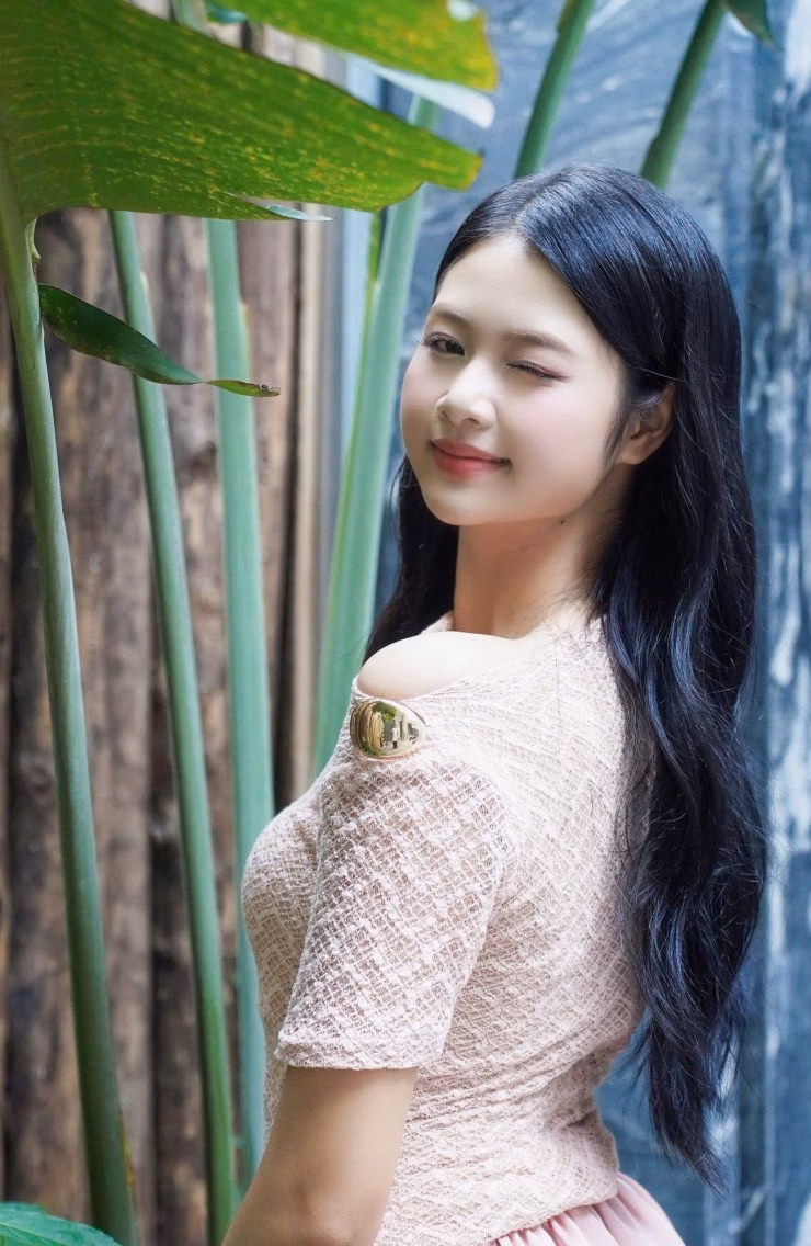 “Hoa hậu Việt Nam 2024 là hành trình dài và để lại dấu ấn đặc biệt trong thanh xuân của tôi. Lần đầu tiên tôi xa nhà, cùng các thí sinh theo đuổi ước mơ Hoa hậu Việt Nam. Tôi được đi nhiều nơi, được học hỏi, trải nghiệm văn hóa ở các vùng đất…”, cô chia sẻ.