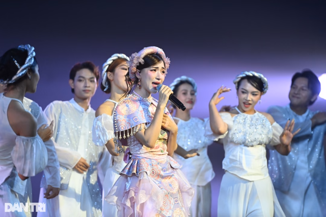 Hòa Minzy làm chủ sân khấu trong đêm nhạc Rực rỡ ngày mới tại Hà Nội Hòa Minzy đầu tư tiết mục, nhận được sự cổ vũ nhiệt tình từ khán giả (Ảnh: Hải Long).