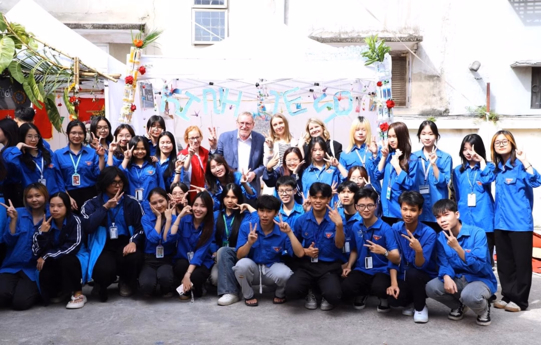 Sinh viên ngành Kinh tế số và ông Helmut Schleweis - Chủ tịch Hội đồng quản trị Quỹ Hợp tác quốc tế các ngân hàng Tiết kiệm Đức (DSIK) (đứng giữa) tại Hội trại “Tiết kiệm xanh - Tiết kiệm số”.