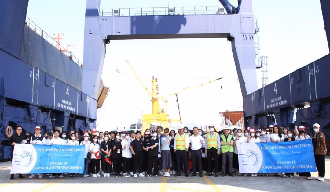 Sinh viên ngành Kinh tế Học viện Phụ nữ Việt Nam tham gia kiến tập tại cảng Hải Phòng.