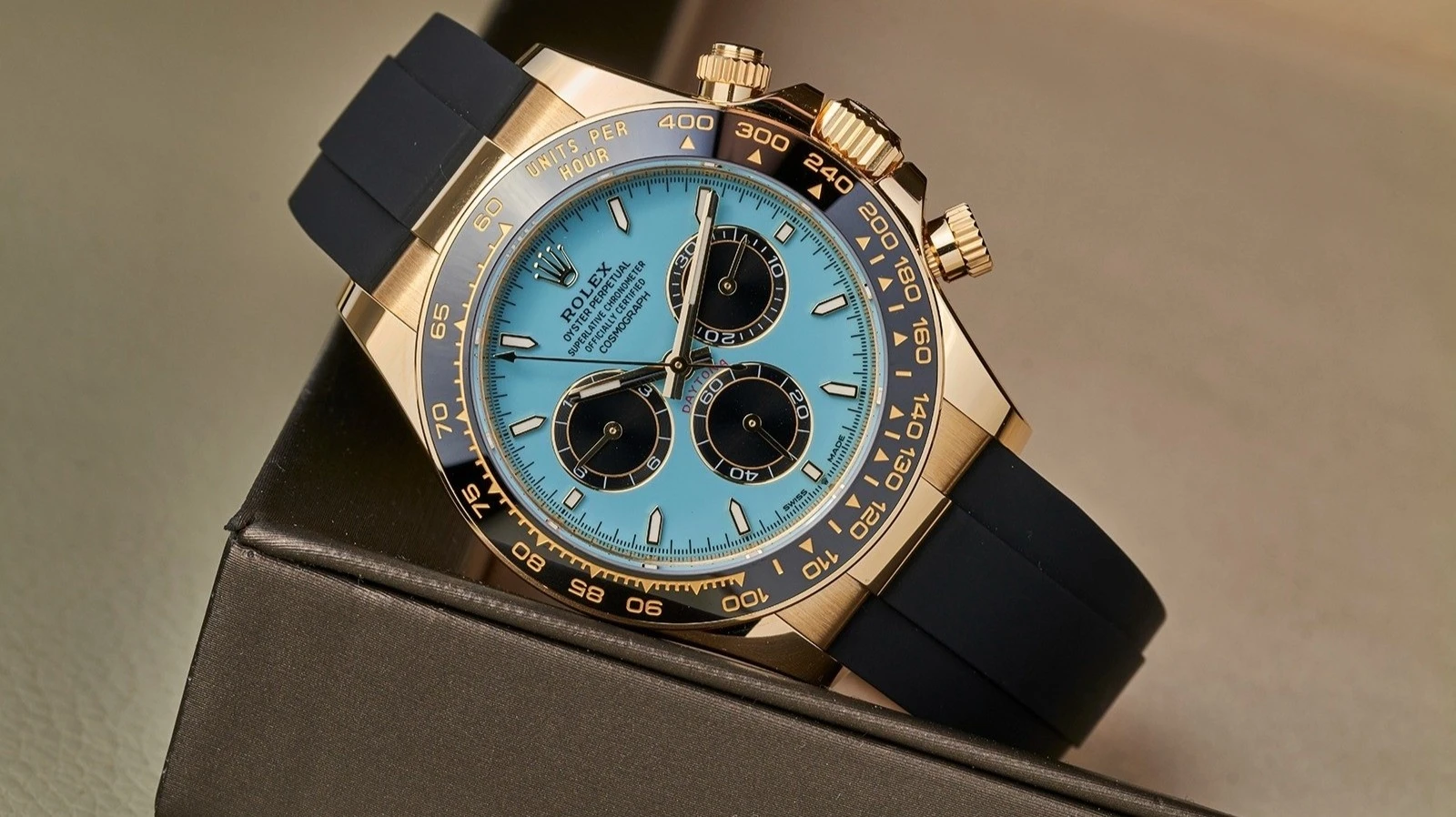 Jannik Sinner nâng cúp vô địch Wimbledon 2025 với chiếc Rolex đặc biệt Bên trong, đồng hồ sử dụng bộ máy tự động Calibre 4131, dự trữ năng lượng 72 giờ, tần số 28.800 vph, đạt chuẩn Superlative Chronometer với sai số -2/+2 giây mỗi ngày. Giá của mẫu đồng hồ này là 63.100 USD. Ảnh: Watches by Sjx.