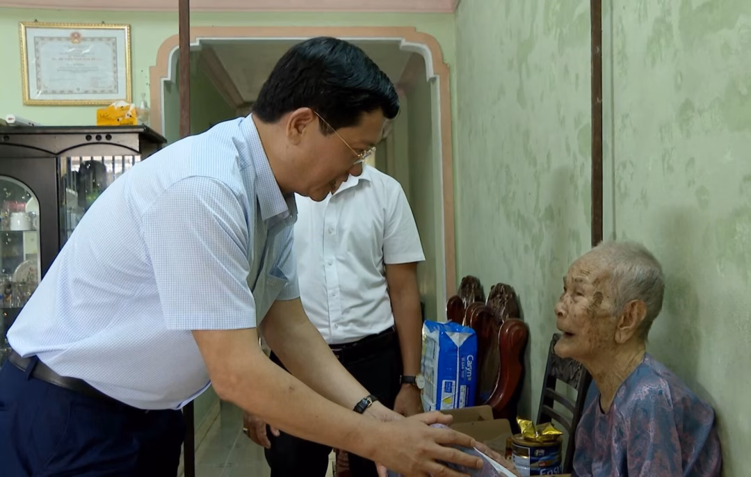 Lãnh đạo thành phố thăm, tặng quà Mẹ Việt Nam Anh hùng ở Đà Nẵng