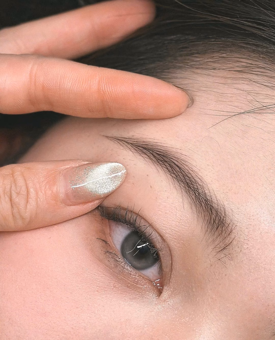 Dịch vụ xăm "chân mày phong thủy cải vận" bị thổi giá gấp hàng chục lần so với dịch vụ thẩm mỹ chân mày thông thường. Ảnh minh họa: @binbinannd/RedNote.