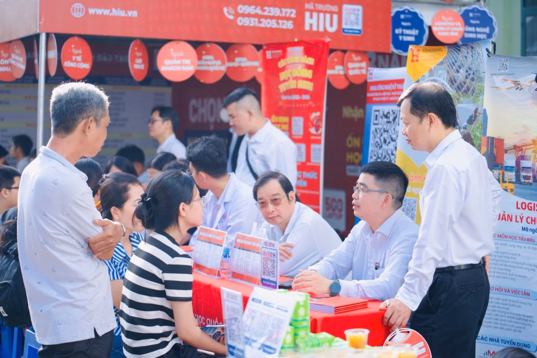Lưu ý đặt nguyện vọng xét tuyển đại học để tăng cơ hội trúng tuyển Gian hàng tư vấn tuyển sinh của Trường Đại học Quốc tế Hồng Bàng thu hút phụ huynh, thí sinh đến nghe tư vấn Ảnh: HIU.