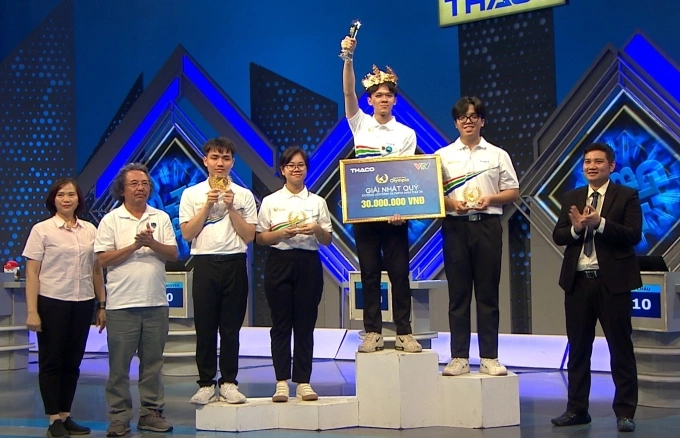 Nam sinh Khánh Hòa giành điểm cao nhất cuộc thi quý Olympia Thanh Tùng nhận vòng nguyệt quế và phần thưởng 30 triệu đồng. Ảnh: VTV