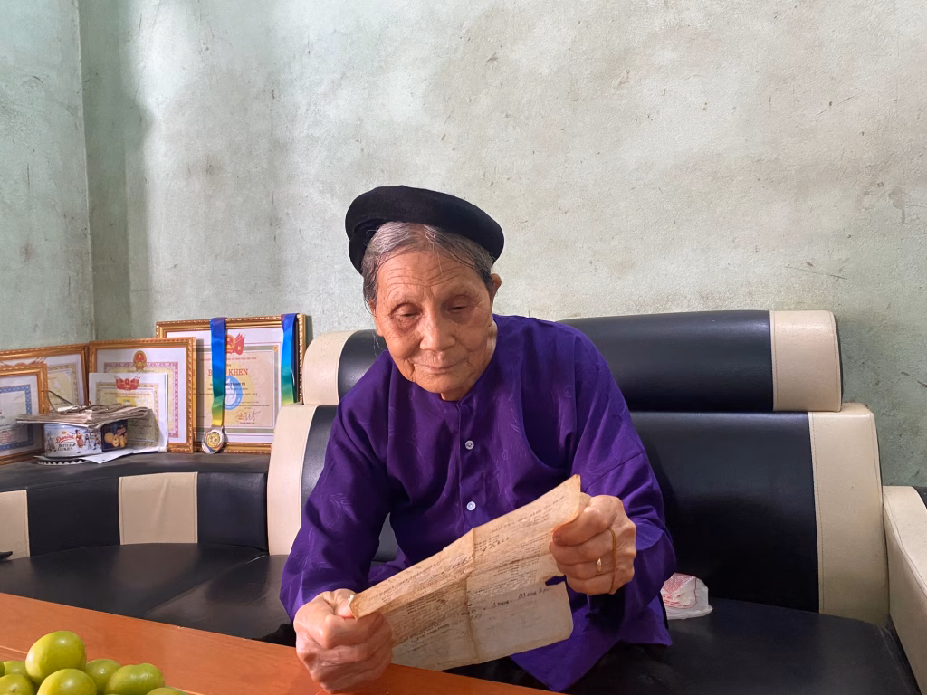 Bà Mã Thị Dung và tờ giấy báo tử trở thành vật bất ly thân luôn giữ bên mình 48 năm qua.