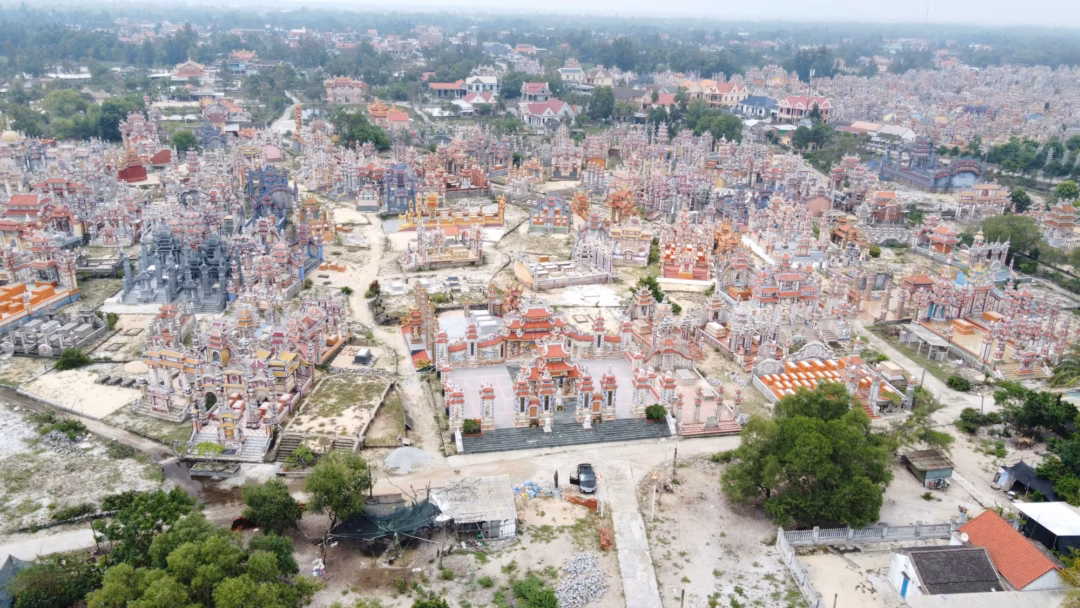 An Bằng vốn là một ngôi làng ven biển, giờ đây có rất nhiều con em định cư ở các nước như Mỹ, Canada... nên thường gửi tiền về xây mộ cho ông bà, cha mẹ đã khuất như một cách báo hiếu.