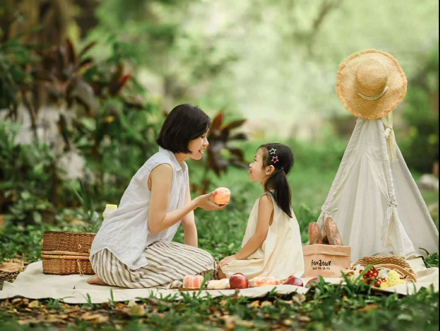 Chị Ngọc chuẩn bị nhiều vật dụng cho lần picnic