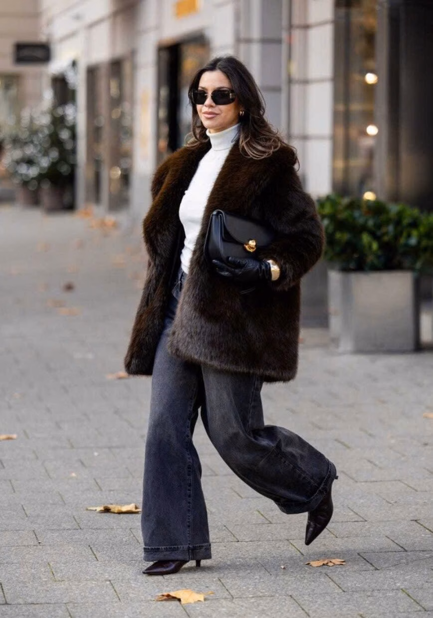 6 Loại Quần Áo Có Thể Không Phù Hợp Với Tủ Đồ Của Bạn Dù rất thời trang nhưng áo len cổ lọ không phải lúc nào cũng tiện dụng. Với thiết kế ôm sát phần cổ, loại áo này có thể khiến người mặc cảm thấy bí bách, đặc biệt trong những lúc phải di chuyển, vận động nhiều. Ngoài ra, không phải ai cũng phù hợp với phom dáng của áo cổ lọ người có cổ ngắn hoặc vóc dáng thấp bé đôi khi sẽ cảm thấy kiểu áo này khiến họ trông nặng nề hơn.