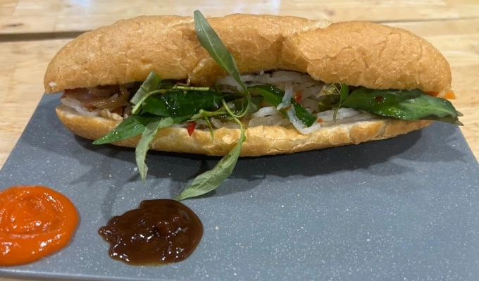 Bánh mì phục vụ tại một cửa hàng ở ga quốc nội sân bat Tân Sơn Nhất. Ảnh: Food Date