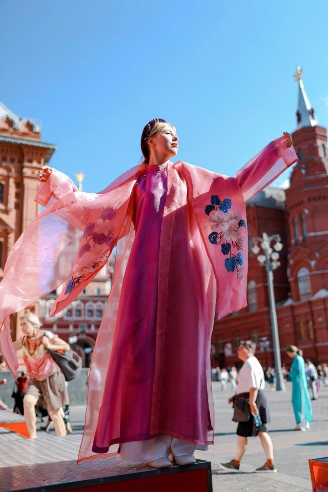 Áo dài Hà Nội 12 mùa hoa vươn ra thế giới Các mẫu áo đều được khâu tay tỉ mỉ từ các nghệ nhân làng Trạch Xá trên nền vải lụa tơ tằm, dệt thủ công bằng màu nhuộm từ cây cỏ, thể hiện tinh thần "sống xanh" theo xu hướng thời trang bền vững. Đi kèm mỗi tấm áo là khăn lụa thêu tay họa tiết hoa rực rỡ