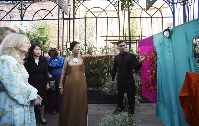 Áo dài Hà Nội 12 mùa hoa vươn ra thế giới Phu nhân Ngô Phương Ly và nhà thiết kế giới thiệu áo dài đến bạn bè quốc tế