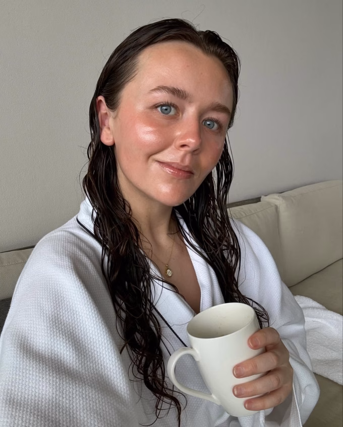 Biên tập viên Byrdie: Drunk Elephant giúp tôi có làn da mịn màng hơn Holly Rhue khoe mặt mộc căng bóng khi thức dậy vào buổi sáng.