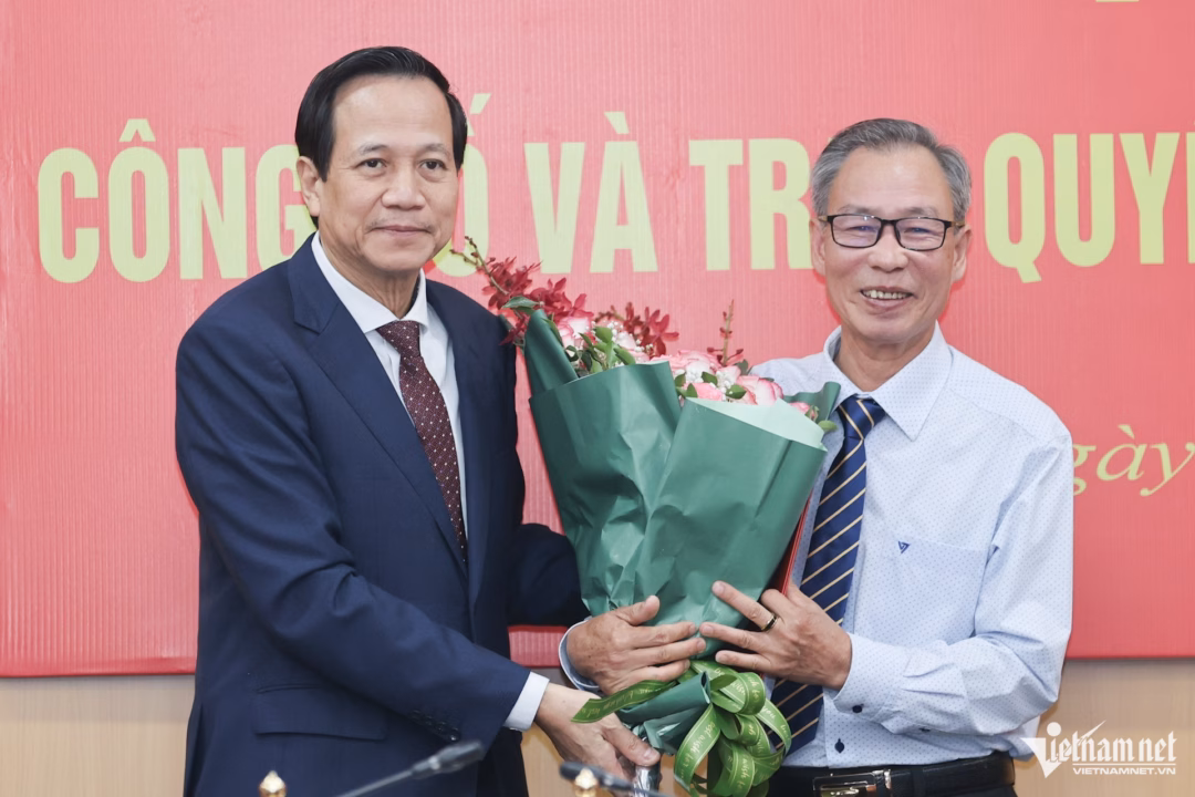 Bộ trưởng Đào Ngọc Dung chúc mừng ông Hoàng Trọng Ngô đã hoàn thành nhiệm vụ