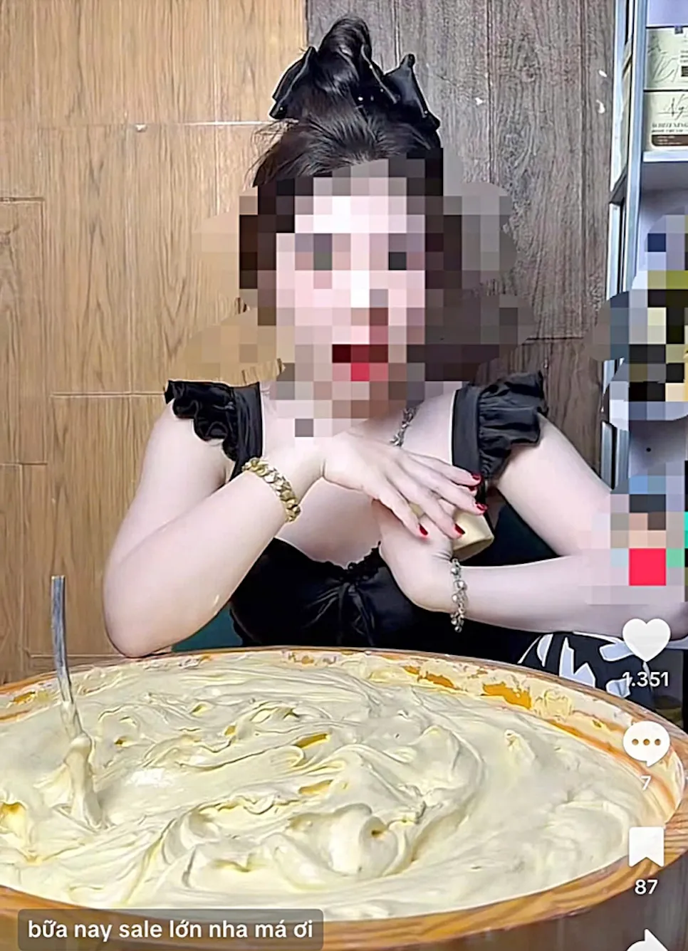 Kem trộn làm trắng da được bán tràn lan trên mạng xã hội theo ký, mua 1kg tặng 1kg - Ảnh: Chụp màn hình