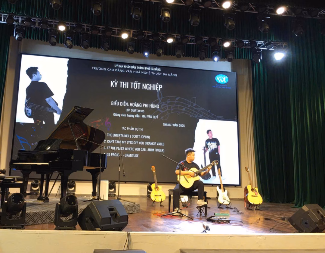 Sinh viên ngành văn hóa nghệ thuật trong kỳ thi tốt nghiệp.