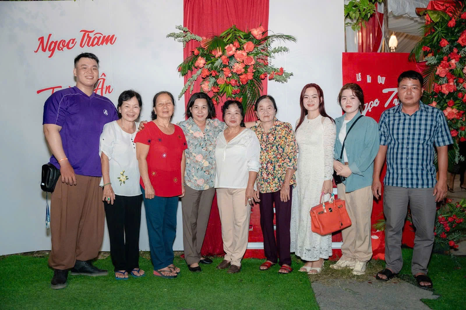 Anh Thiện và mẹ (cạnh bên) cùng người thân trong gia đình