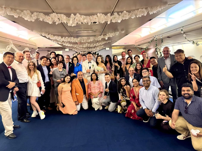 Cô dâu chú rể chụp ảnh cùng hơn 60 khách mời trên máy bay.