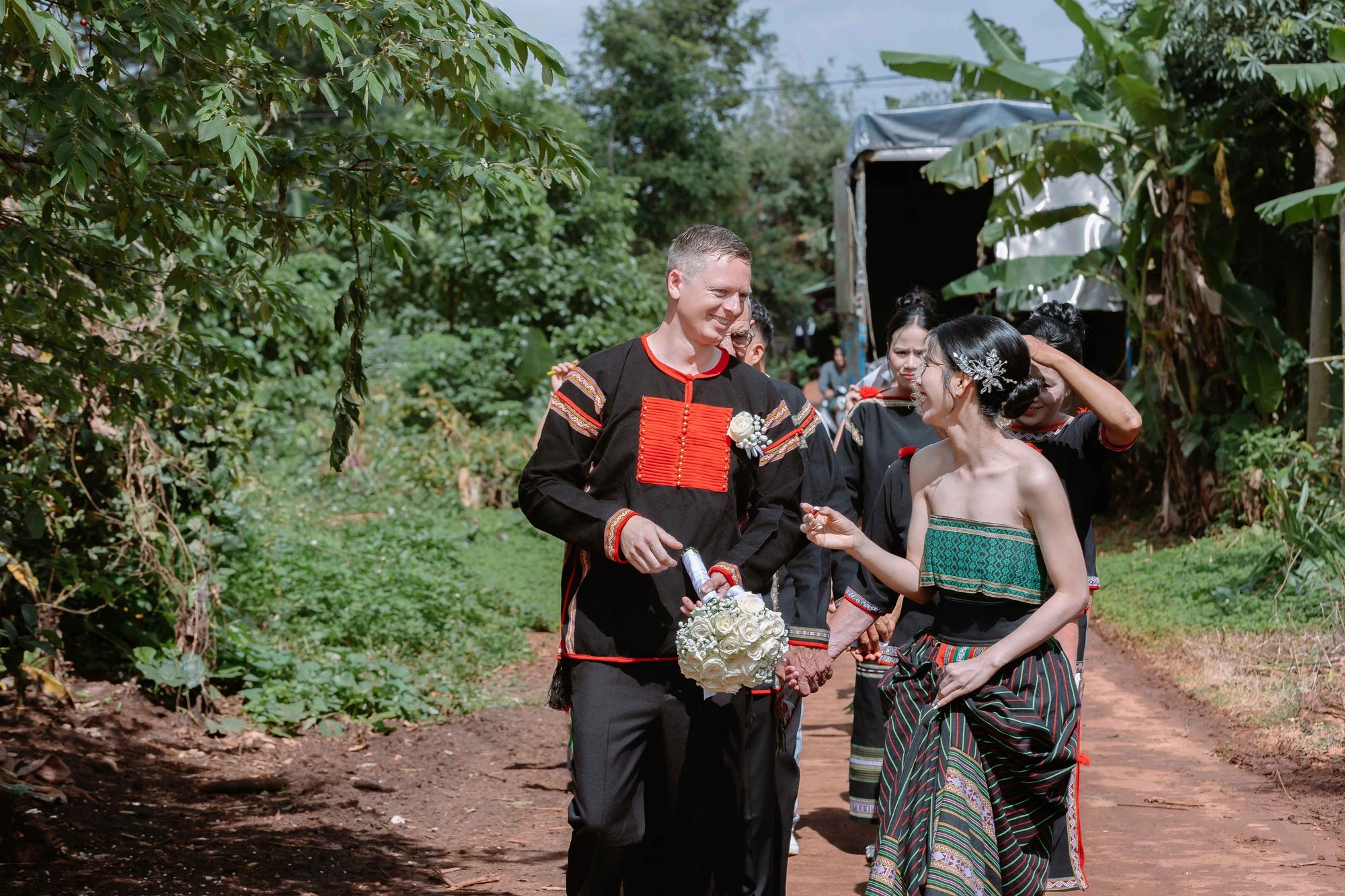 Dân mạng chúc phúc cho cặp đôi