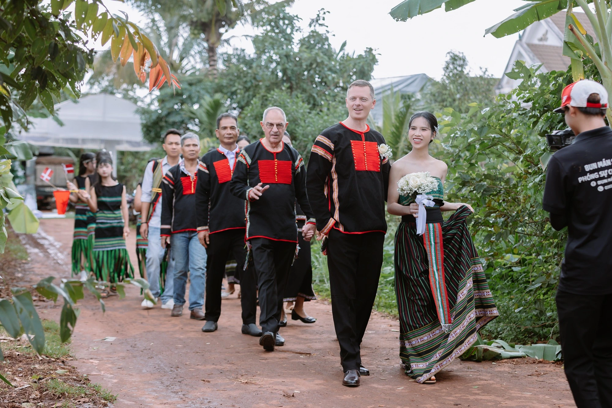 Cô dâu Ê Đê và nhà gái rước chàng rể cùng nhà trai