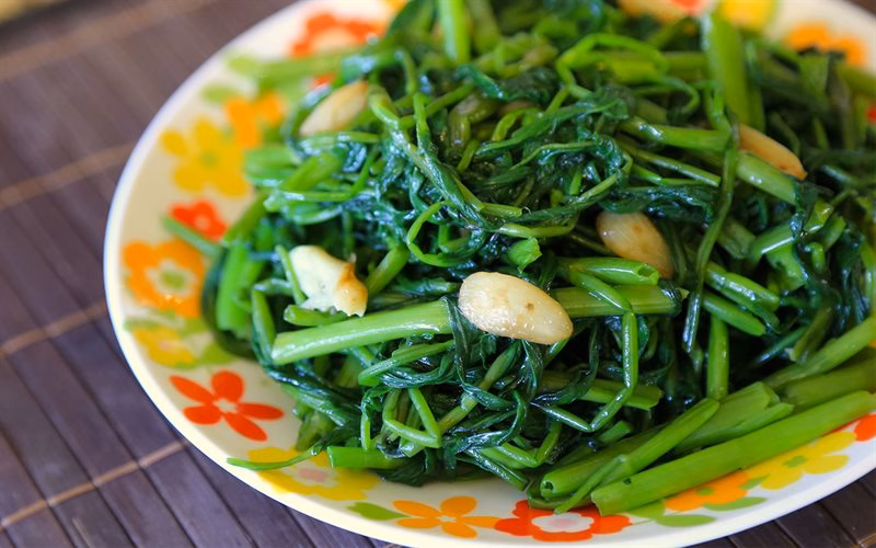 Rau muống xào tỏi.