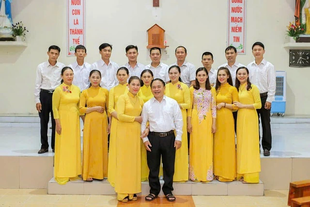 Vợ chồng anh trai thứ hai (hàng trên) chụp hình kỷ niệm cùng vợ chồng các em gái