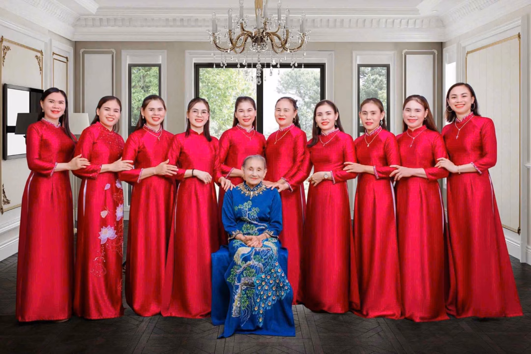 Cụ bà 82 tuổi cùng 10 người con gái, cháu gái chụp ảnh gây bão mạng