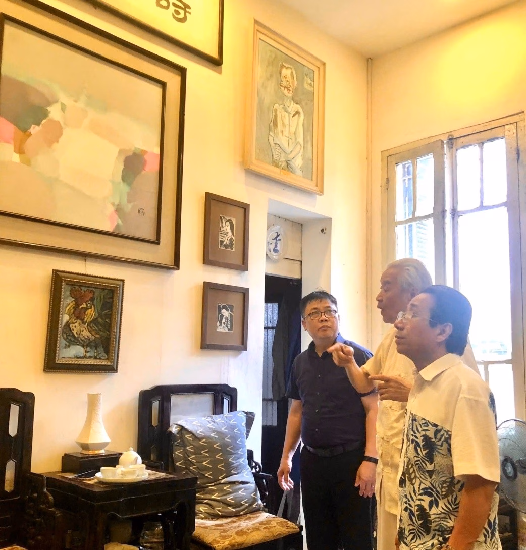 Nhà sưu tập Nguyễn Mạnh Phúc giới thiệu các tác phẩm trong phòng trưng bày