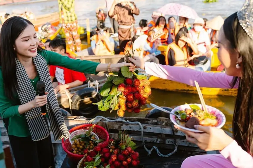 Cần một chiến lược tổng thể, đặt thương hồ làm trung tâm, để có thể bảo tồn và phát huy văn hóa chợ nổi (Ảnh: Mekong Travel)