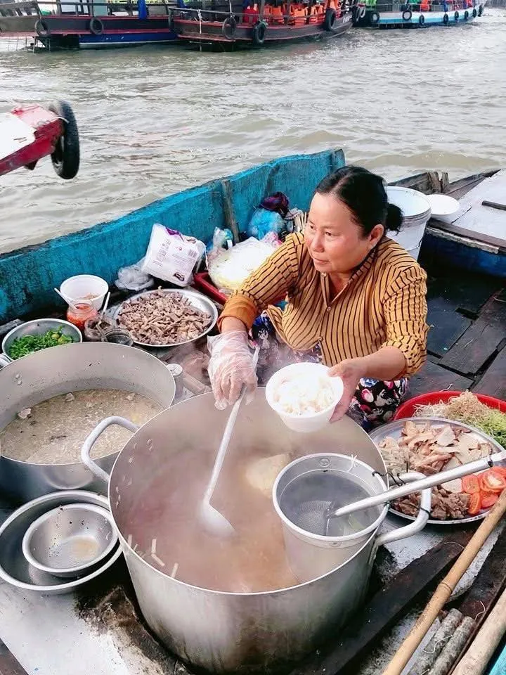 Một ghe bán đồ ăn sáng trên sông (Ảnh: Du lịch Việt)