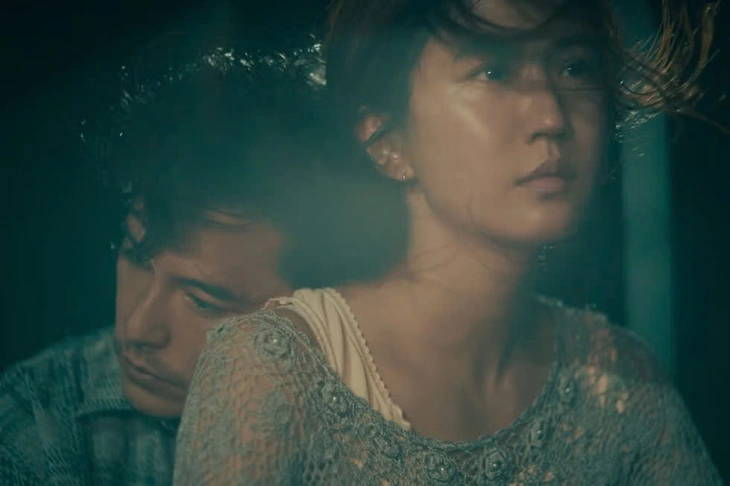 Diễn viên Khưu Trạch (trái) và ca sĩ 9m88 trong vai cha mẹ của Lâm Tiểu Lệ - Ảnh: ELLE