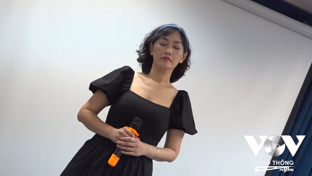 Đêm nhạc tình yêu và hy vọng của những nghệ sĩ khiếm thị Ca sĩ - nhạc sĩ Remi M.M Thuỳ Trâm giãi bày tâm trạng và nỗi lòng người khiếm thị qua ca khúc Nỗi sợ do chị sáng tác