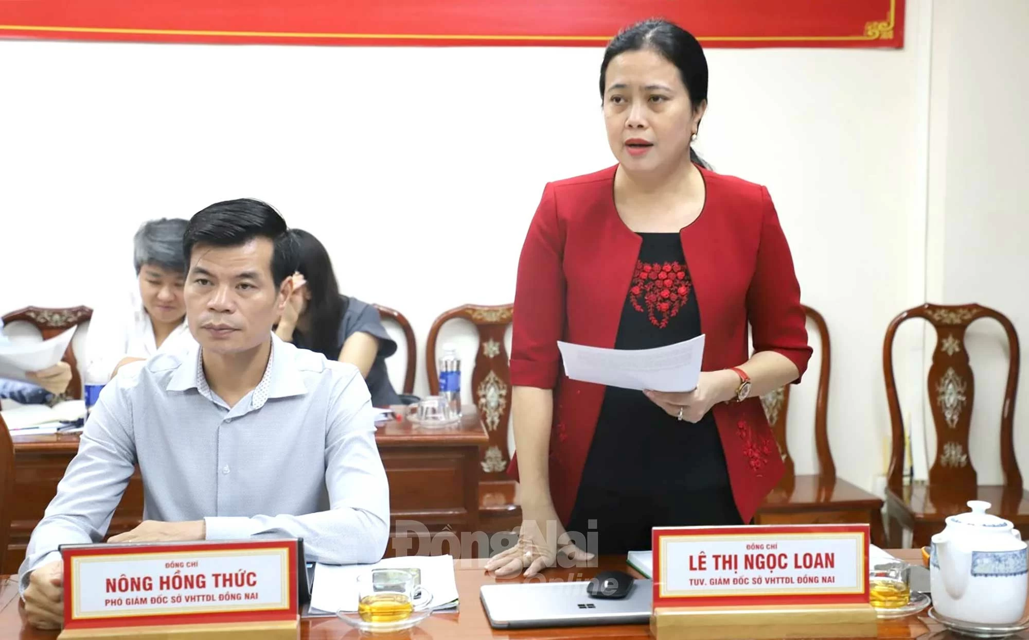 Tỉnh ủy viên, Giám đốc Sở Văn hóa, thể thao và du lịch Lê Thị Ngọc Loan báo cáo tình hình hoạt động 6 tháng đầu năm 2025. Ảnh: Ly Na