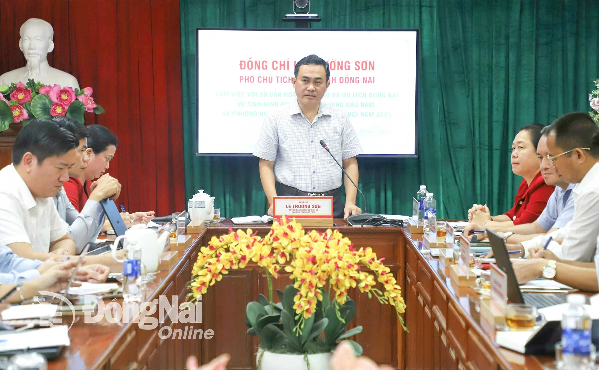 Ủy viên Ban Thường vụ Tỉnh ủy, Phó chủ tịch UBND tỉnh Lê Trường Sơn chủ trì buổi làm việc với Sở Văn hóa, thể thao và du lịch. Ảnh: Ly Na