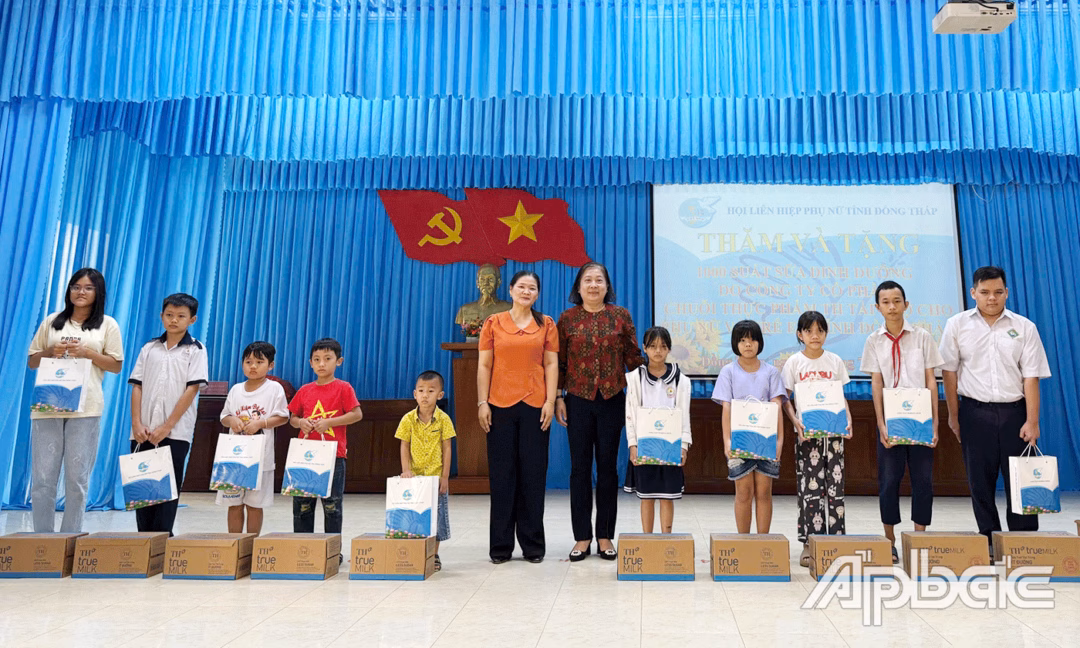 Lãnh đạo Hội LHPN tỉnh Đồng Tháp trao quà cho hội viên, phụ nữ và trẻ em có hoàn cảnh khó khăn.