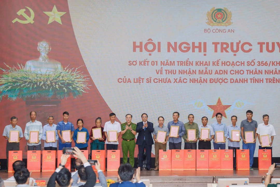 Thủ tướng Chính phủ trao Quyết định về việc xác định hài cốt liệt sĩ còn thiếu thông tin cho đại diện các gia đình liệt sĩ (Ảnh: Phùng Nam).