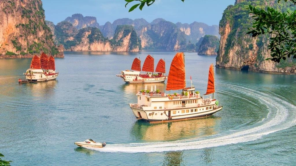 Vẻ đẹp của vịnh Hạ Long trên các tấm bưu thiếp xưa cũ