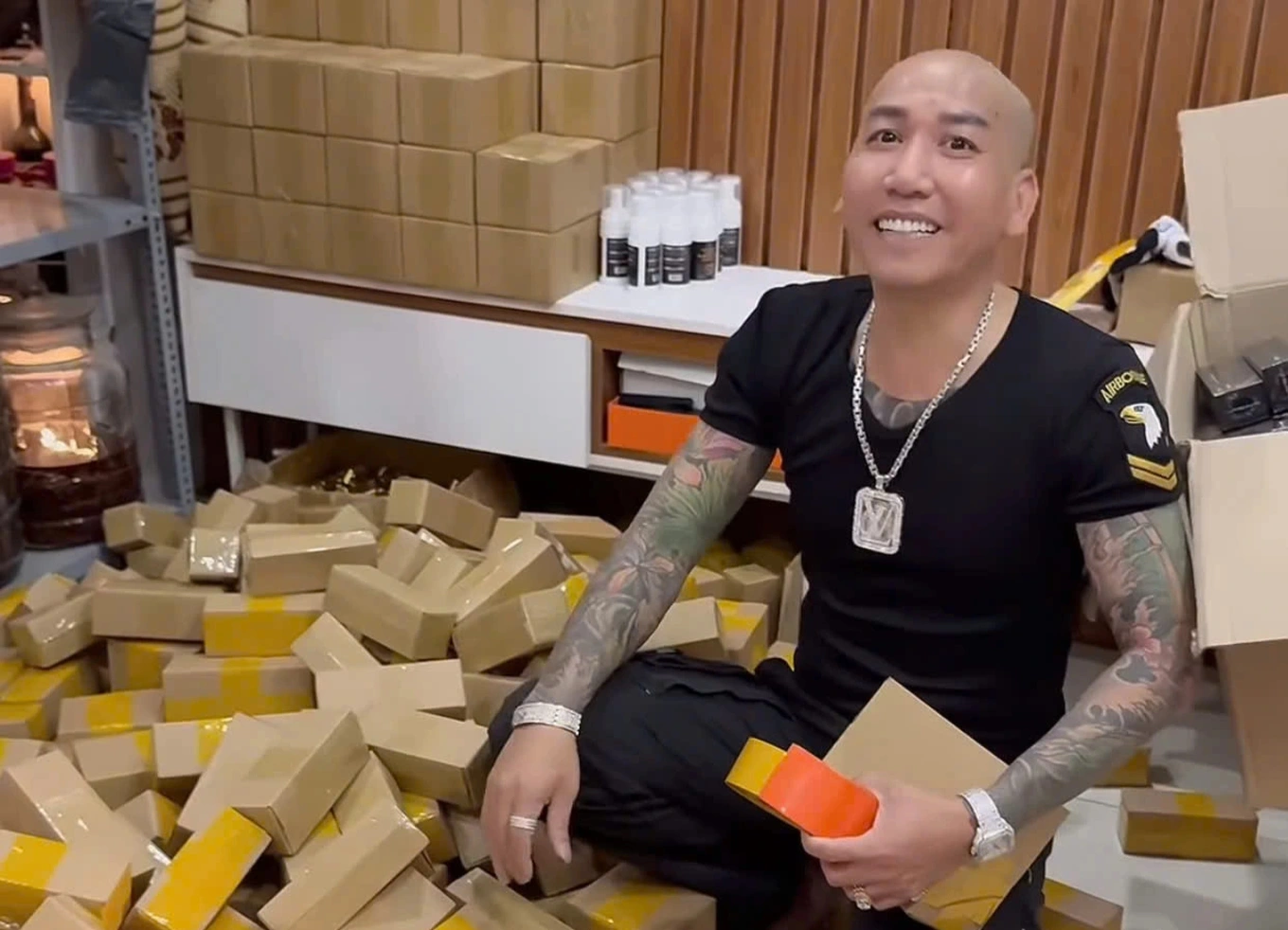 Lê Văn Phú, tức Phú Lê, bị Phòng An ninh mạng và phòng, chống tội phạm sử dụng công nghệ cao (Công an TP Hà Nội) xử phạt vì có hành vi dàn dựng clip đánh bạc dưới hình thức chơi "xóc bầu, tôm, cua, cá" rồi đăng lên mạng xã hội để hút tương tác, bán hàng (Ảnh: Chụp màn hình).