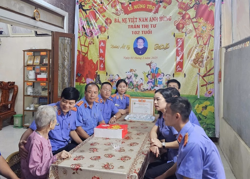 Đoàn VKSND Khu vực 1 thăm hỏi và tặng quà Mẹ Nguyễn Thị Tư.