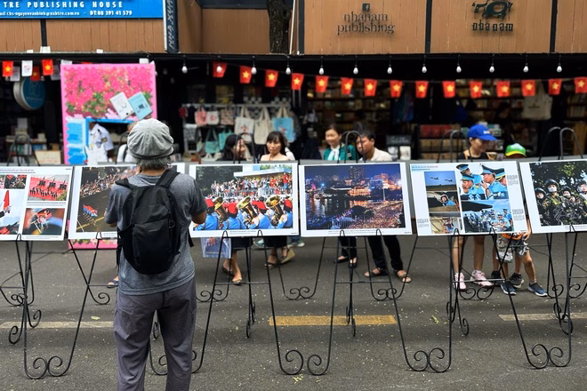 Hai tập sách ảnh về lịch sử ra mắt tại Đường sách TP.HCM biên niên sử’ TP.HCM ảnh 3