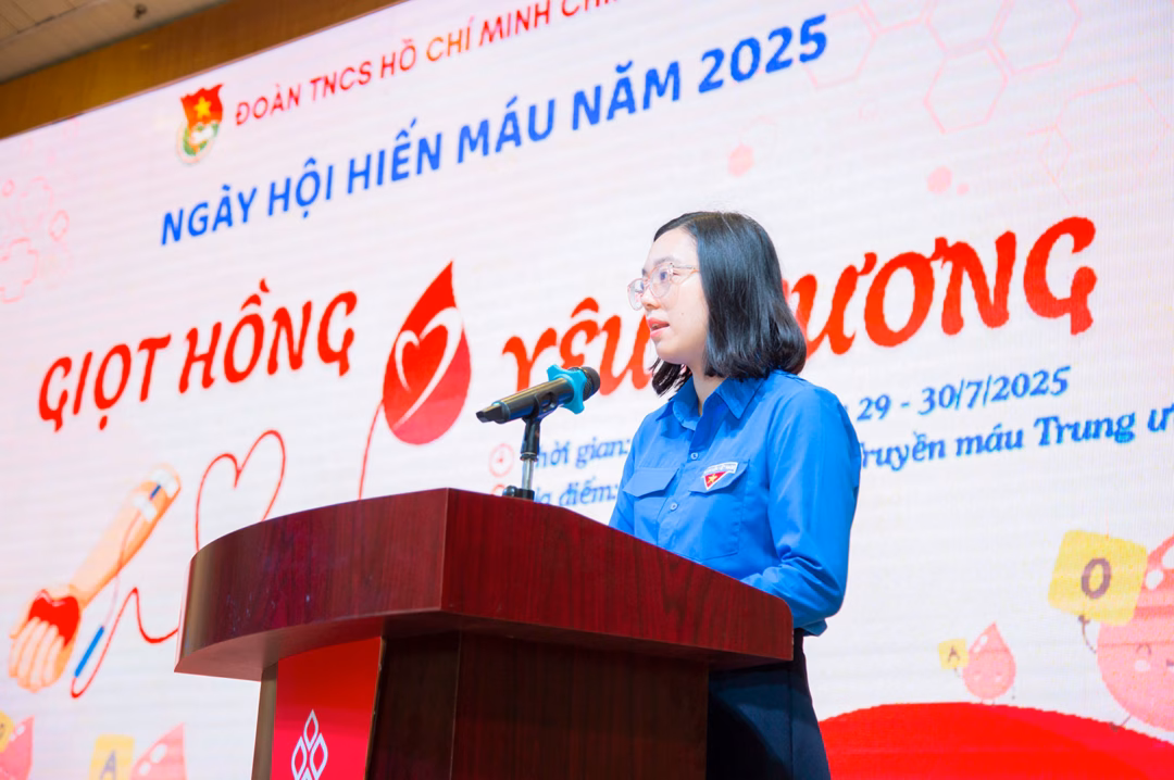 Đồng chí Đỗ Đức Hạnh, Phó Bí thư Đoàn Thanh niên Chính phủ phát biểu khai mạc chương trình hiến máu “Giọt hồng yêu thương”.