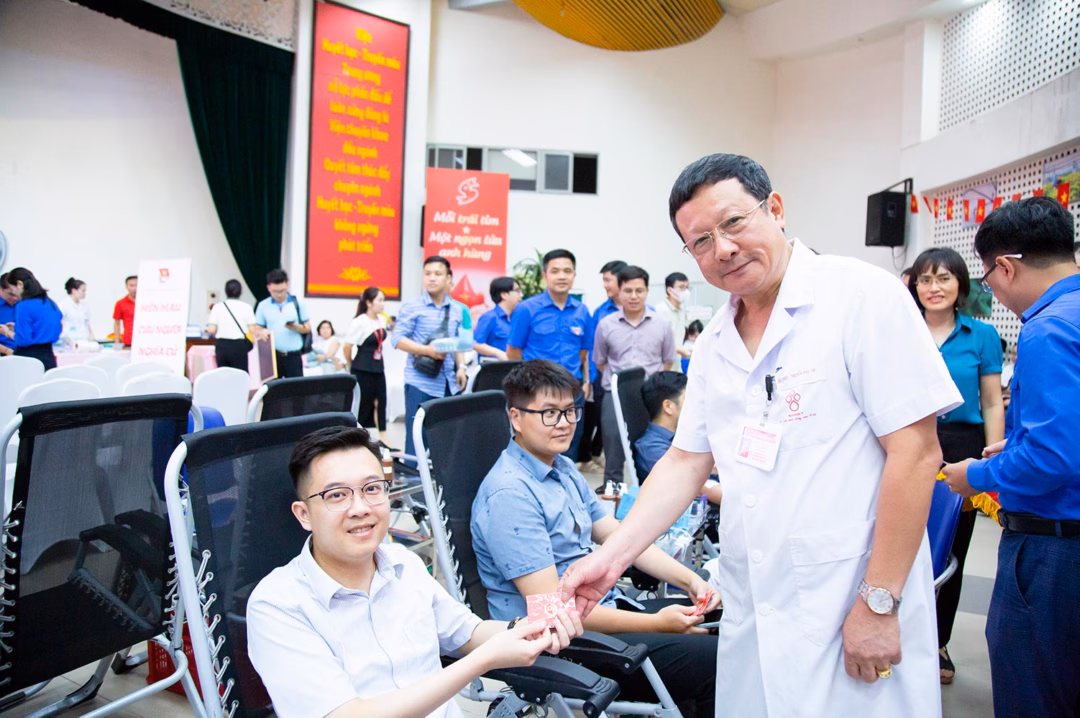 Đồng chí Vũ Đức Bình, Phó Viện trưởng Viện Huyết học – Truyền máu Trung ương hỏi thăm sức khỏe và tinh thần của người hiến máu.