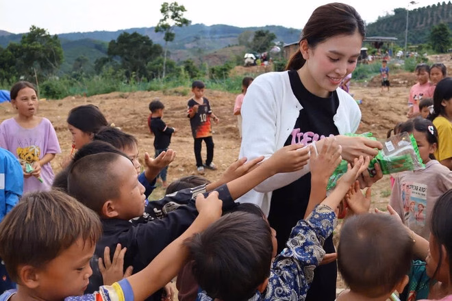 Hành trình cộng đồng của Hoa hậu Trần Tiểu Vy: Mang hạnh phúc đến với em nhỏ Khmer